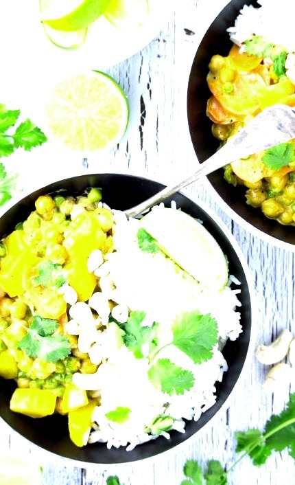 Easy vegan chickpea curry with potatoes / RecipesourceClick here for more vegan food inspiration!
